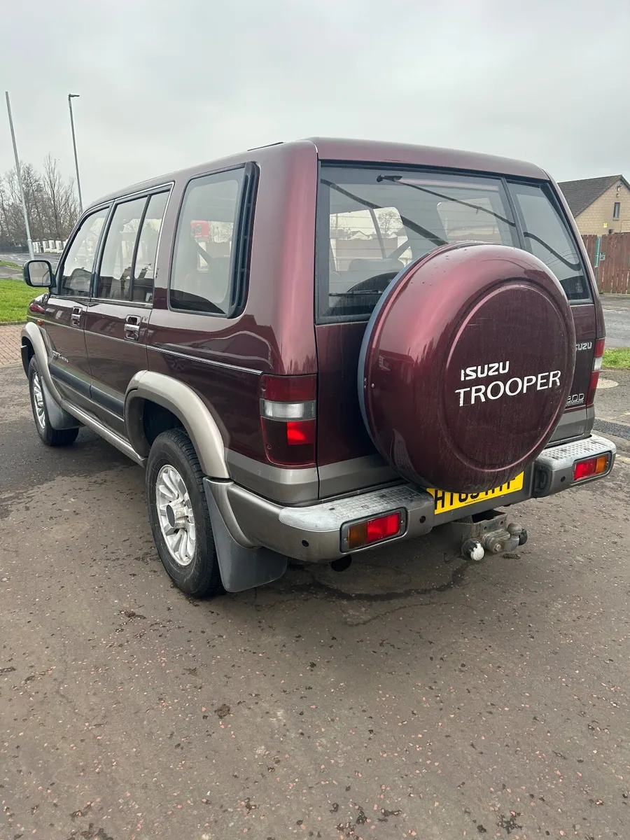 Isuzu Trooper LWB 3.0  TD Insignia Manual2003 - Image 2