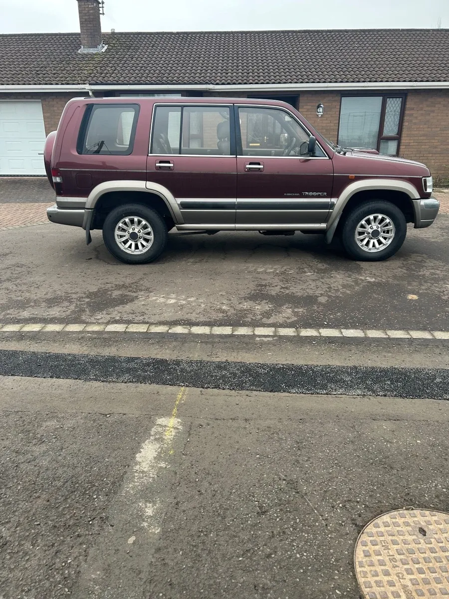 Isuzu Trooper LWB 3.0  TD Insignia Manual2003 - Image 3