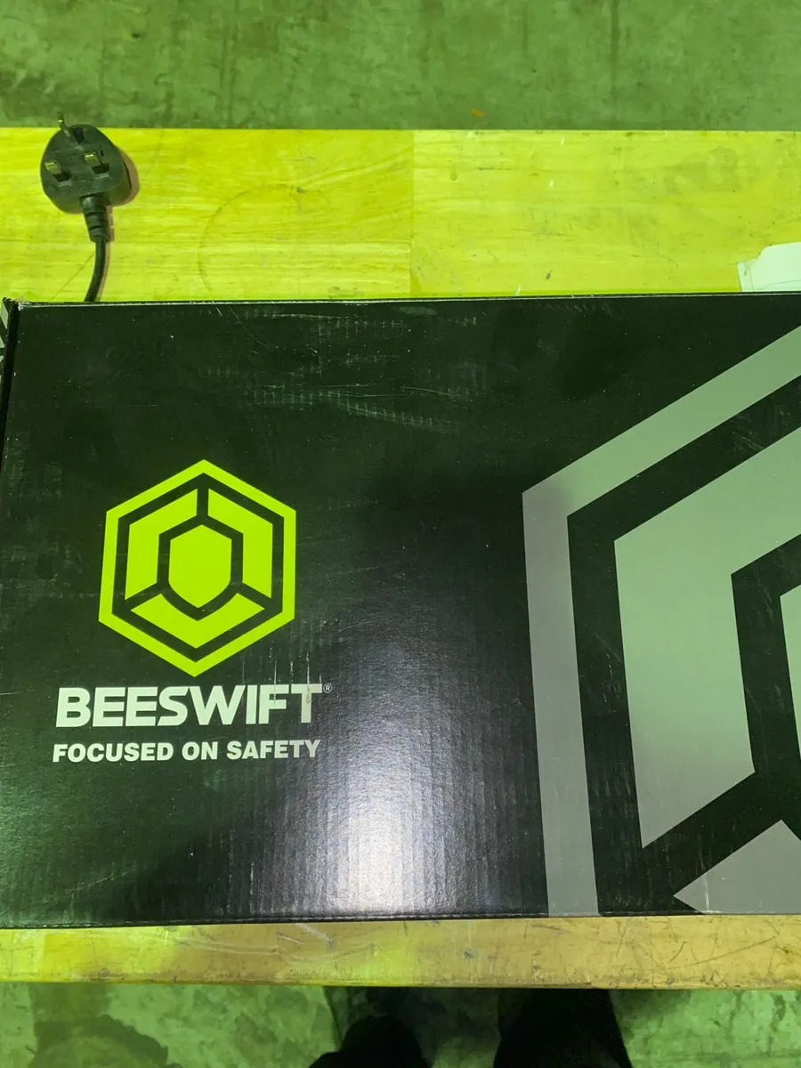 Beeswift work boots, Steel toe - Image 1