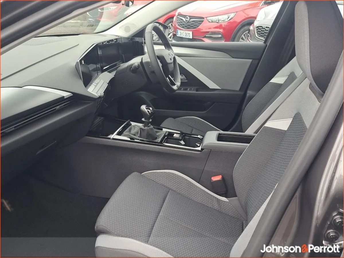Opel Astra SC 1.2 Turbo 110PS Petrol 6 Speed - Image 3
