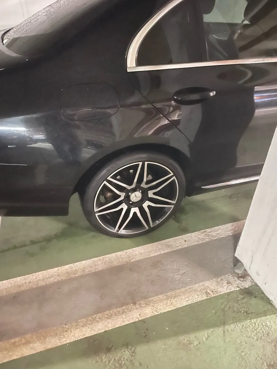 Mercedes E220 - Image 4