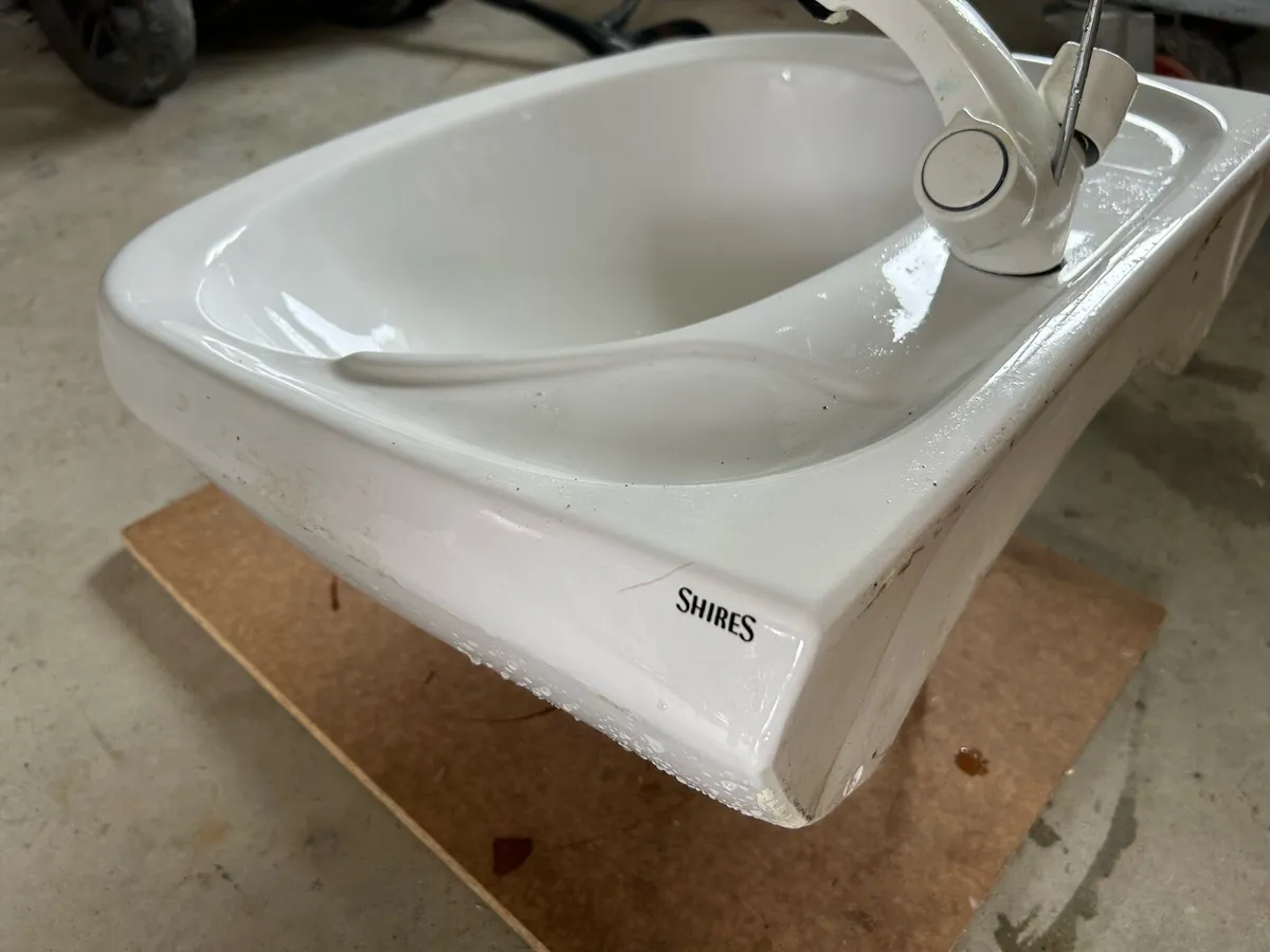 Bathroom sink - Image 1
