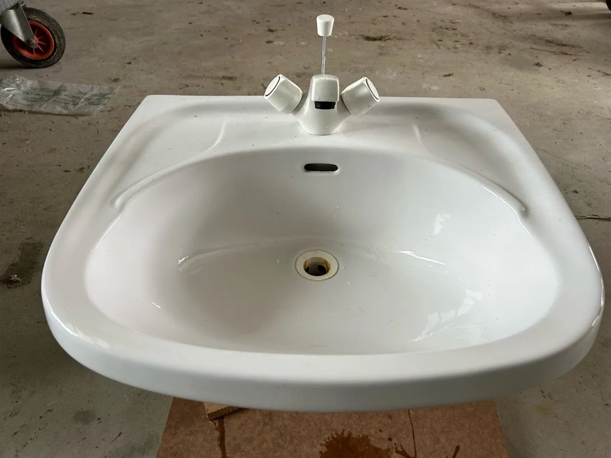 Bathroom sink - Image 3