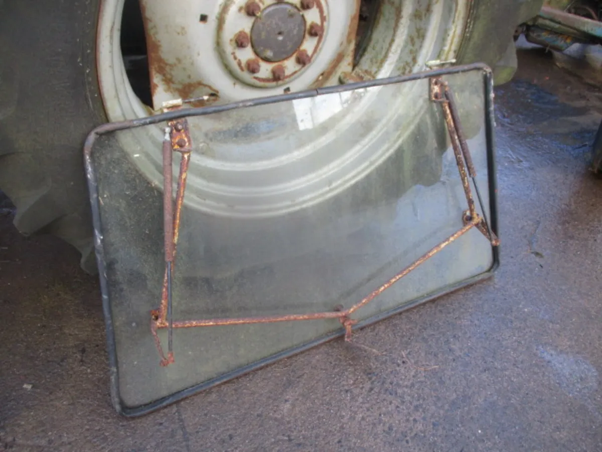 SANKEY CAB REAR WINDOW - FRAME WITH GLASS - Image 2