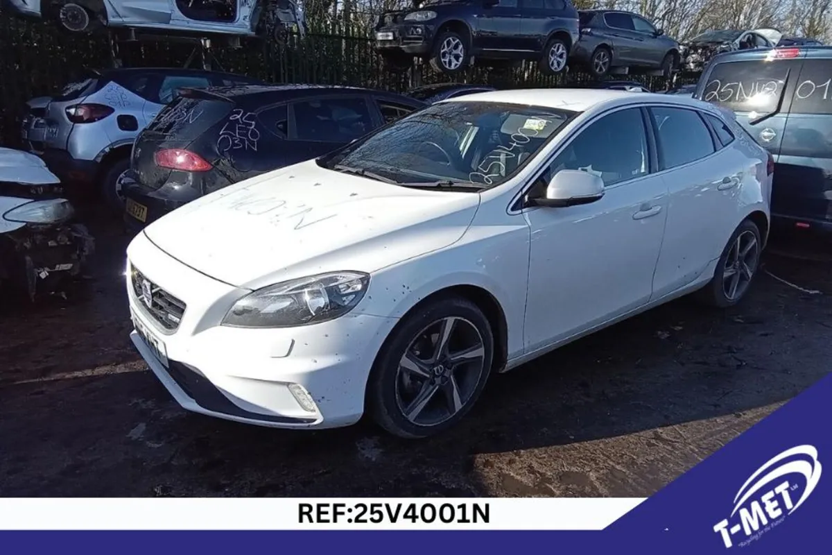 2015 VOLVO V40 BREAKING FOR PARTS - Image 1