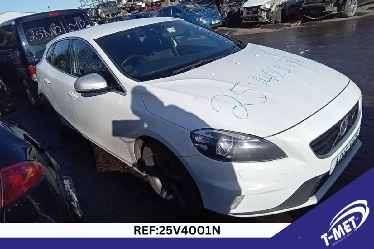 2015 VOLVO V40 BREAKING FOR PARTS - Image 2
