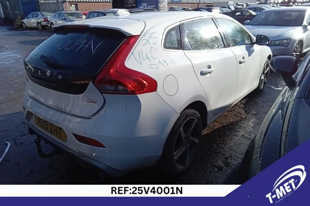 2015 VOLVO V40 BREAKING FOR PARTS - Image 3