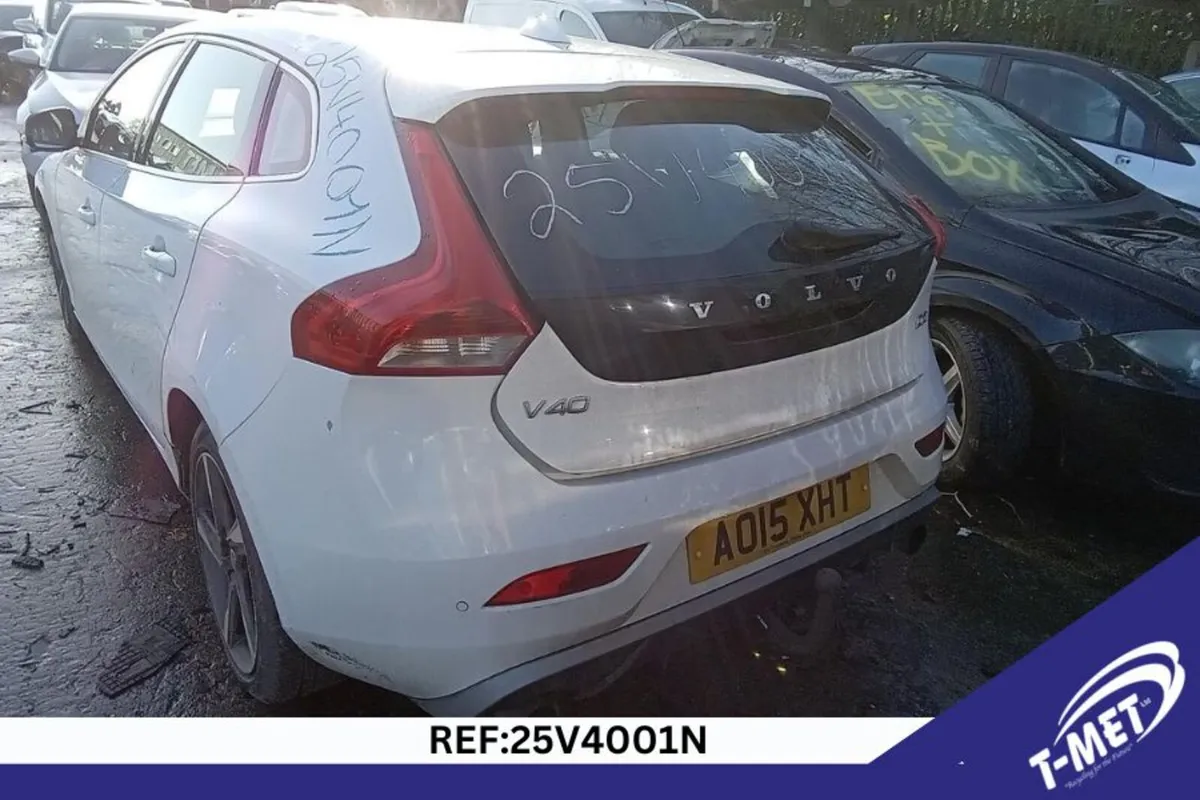 2015 VOLVO V40 BREAKING FOR PARTS - Image 4
