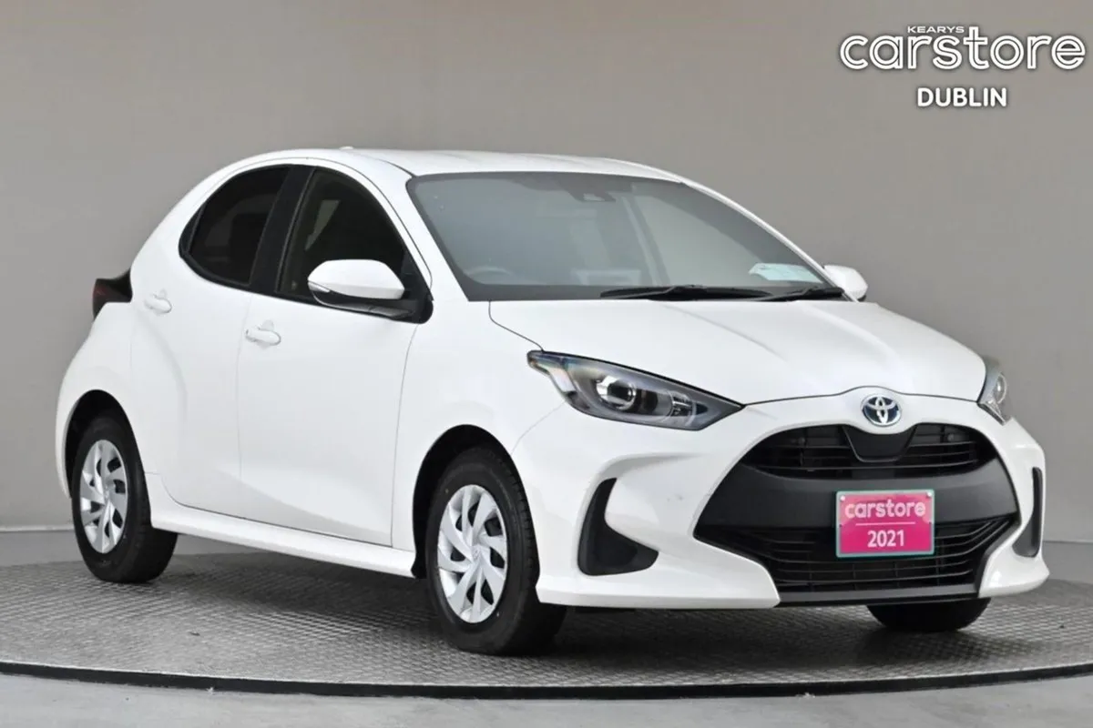 Toyota Yaris 1.5 Petrol Hybrid reverse Cam privac - Image 1