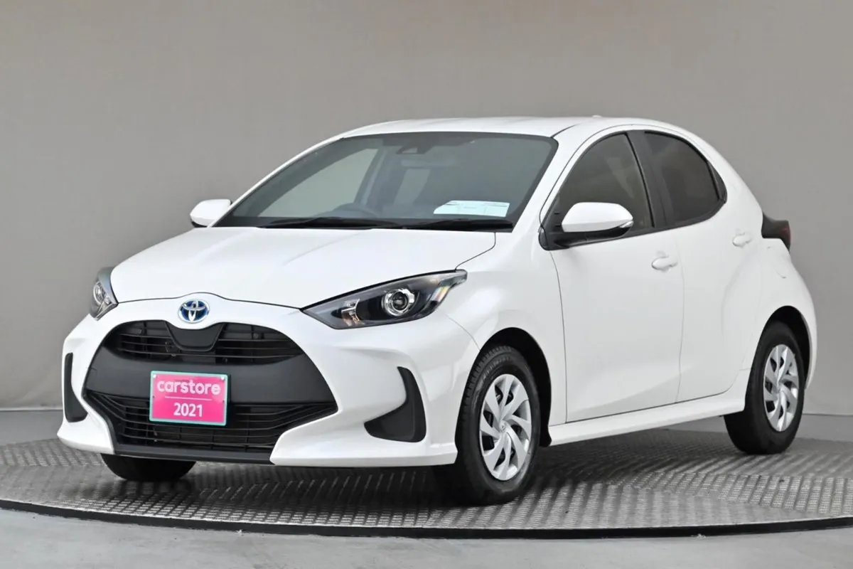 Toyota Yaris 1.5 Petrol Hybrid reverse Cam privac - Image 3