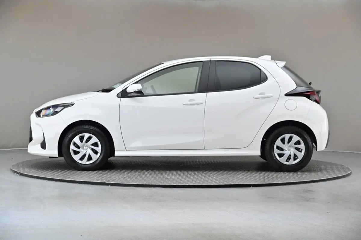 Toyota Yaris 1.5 Petrol Hybrid reverse Cam privac - Image 4