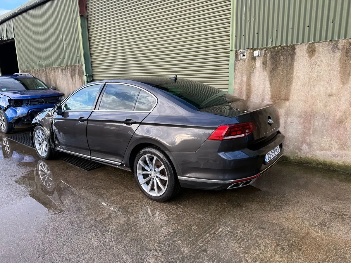 2020 Volkswagen Passat R-Line - Image 4