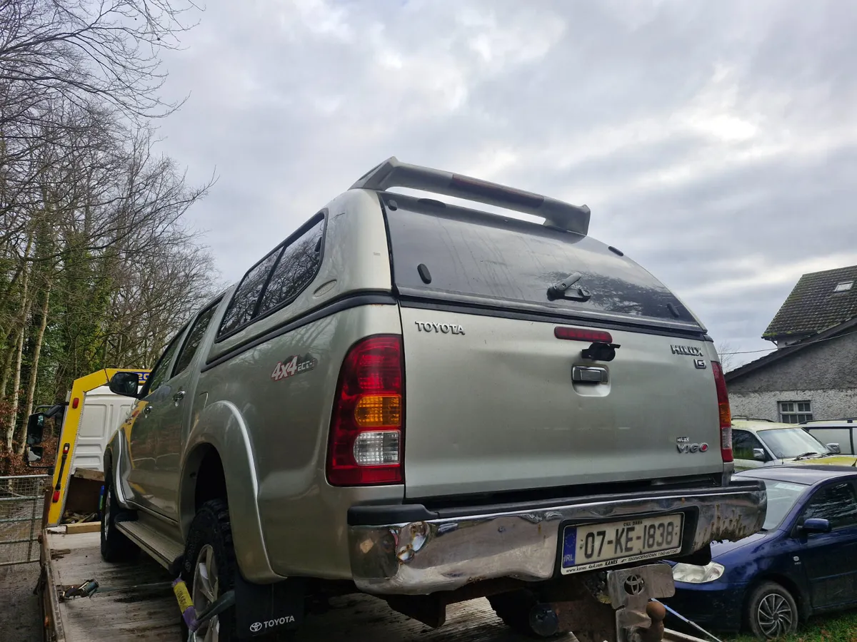 Toyota Hilux 2006 auto breaking for parts - Image 2