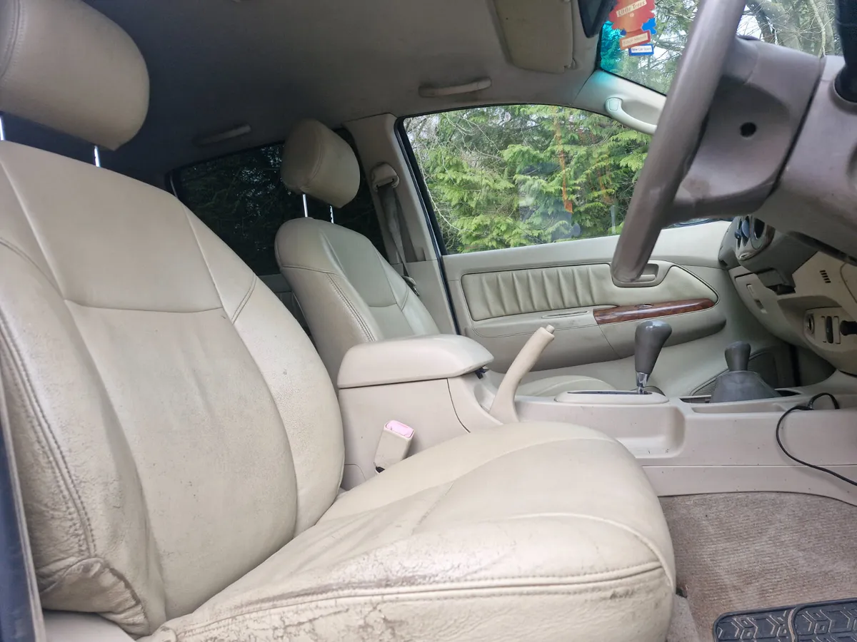 Toyota Hilux 2006 auto breaking for parts - Image 4