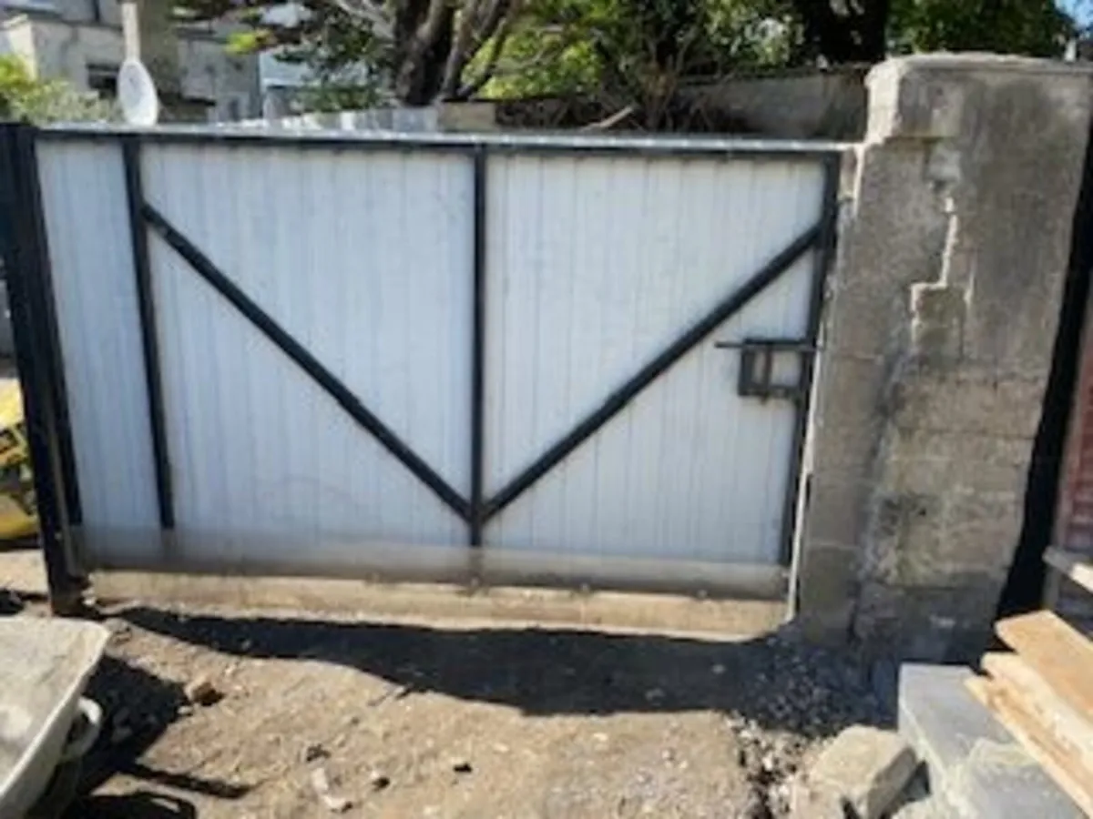 Rear entrance Gate - Image 4