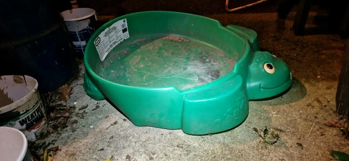 Little Tikes sandpit (no lid) - free to take away