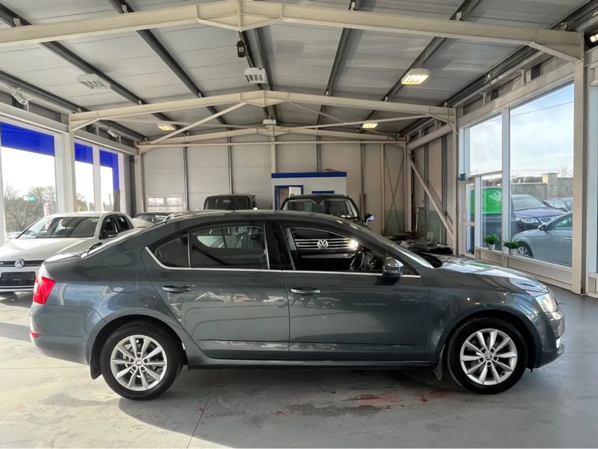 Skoda Octavia Ambition 1.6 TDI 90hp 4 4DR - Image 4