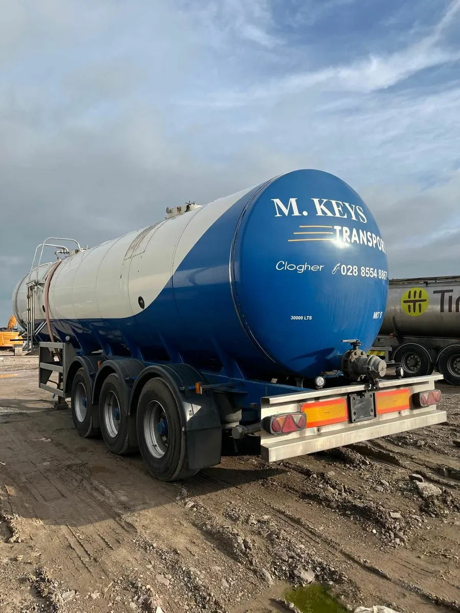 HGV TANKER WITH 6" OUTLET - Image 3