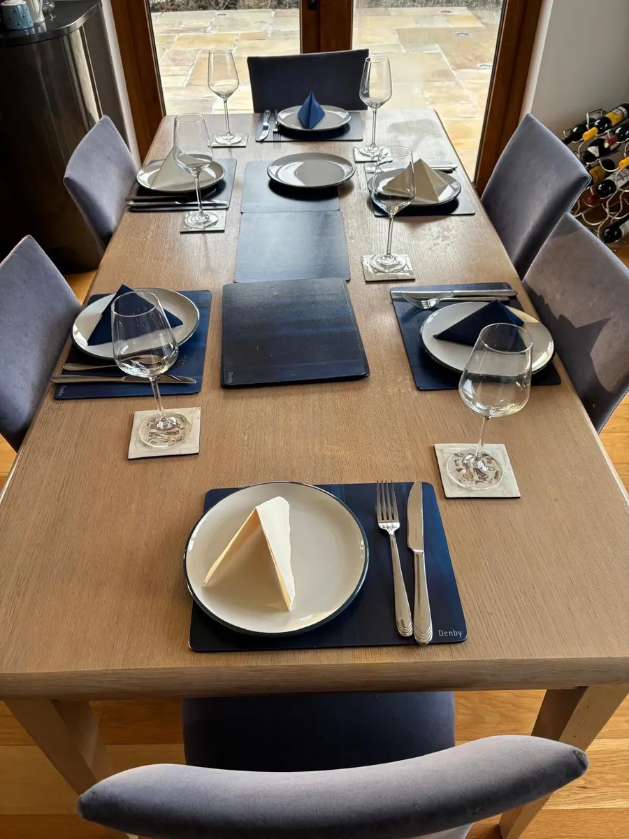 Dining room table and chairs - Image 1