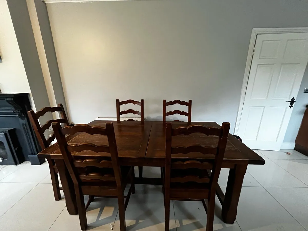 Extendable solid Kitchen table & 6 chairs - Image 1