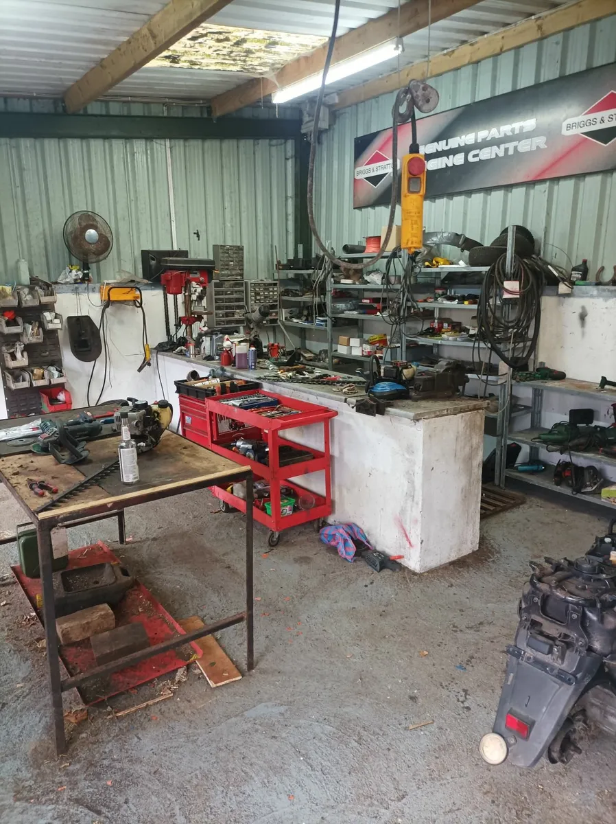 Contents of small engine workshop - Image 1