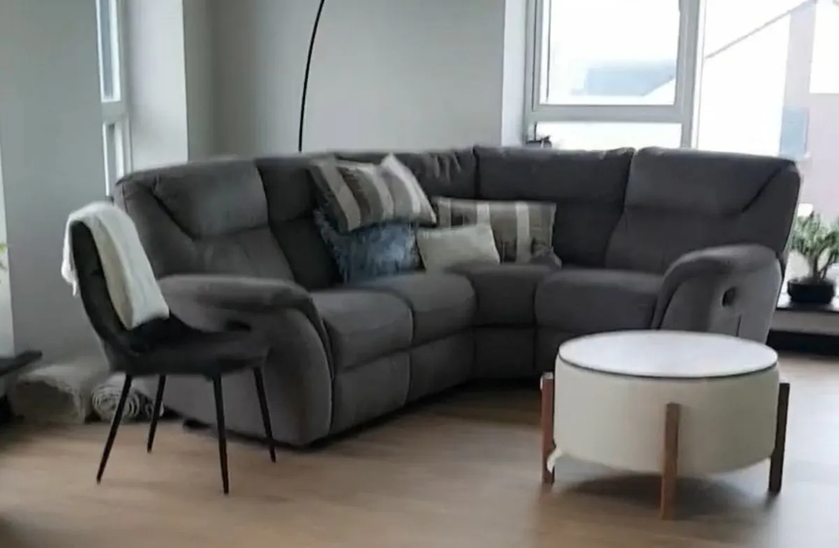 4 seater extreme comfort Reclining soda - Image 1