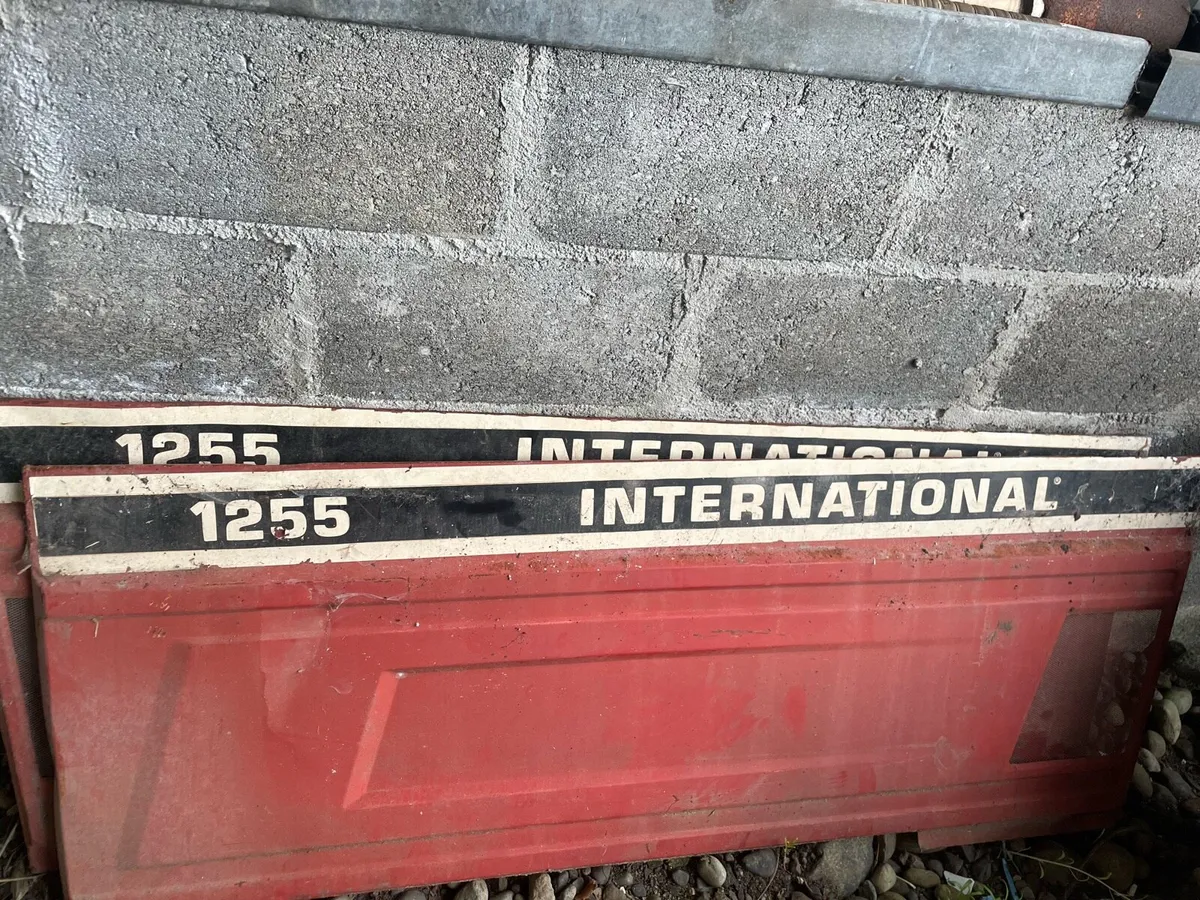 International 1255 side panels - Image 1