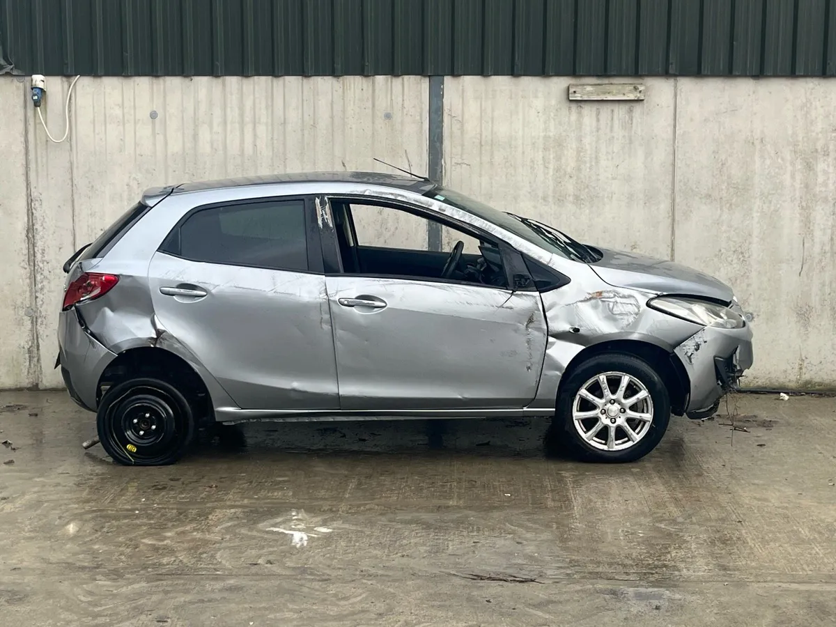 2014 Mazda demio for parts - Image 2