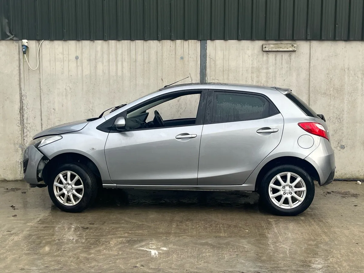 2014 Mazda demio for parts - Image 4