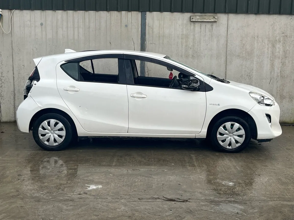 2016 Toyota Aqua for parts - Image 2