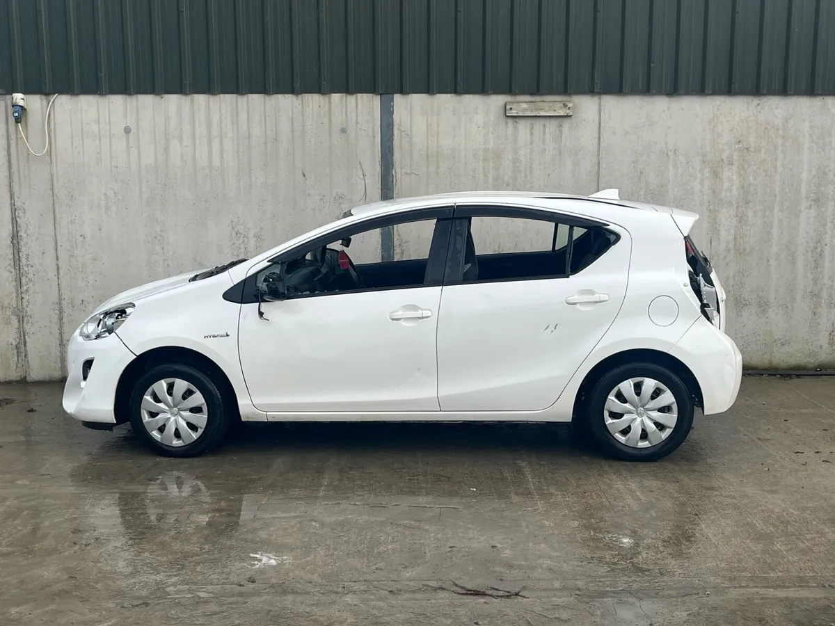 2016 Toyota Aqua for parts - Image 4
