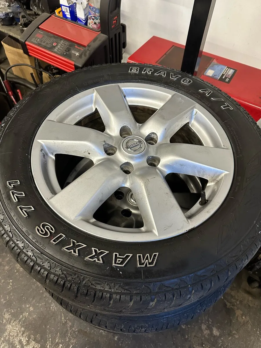 17” alloys with good tyres Nissan - Image 1