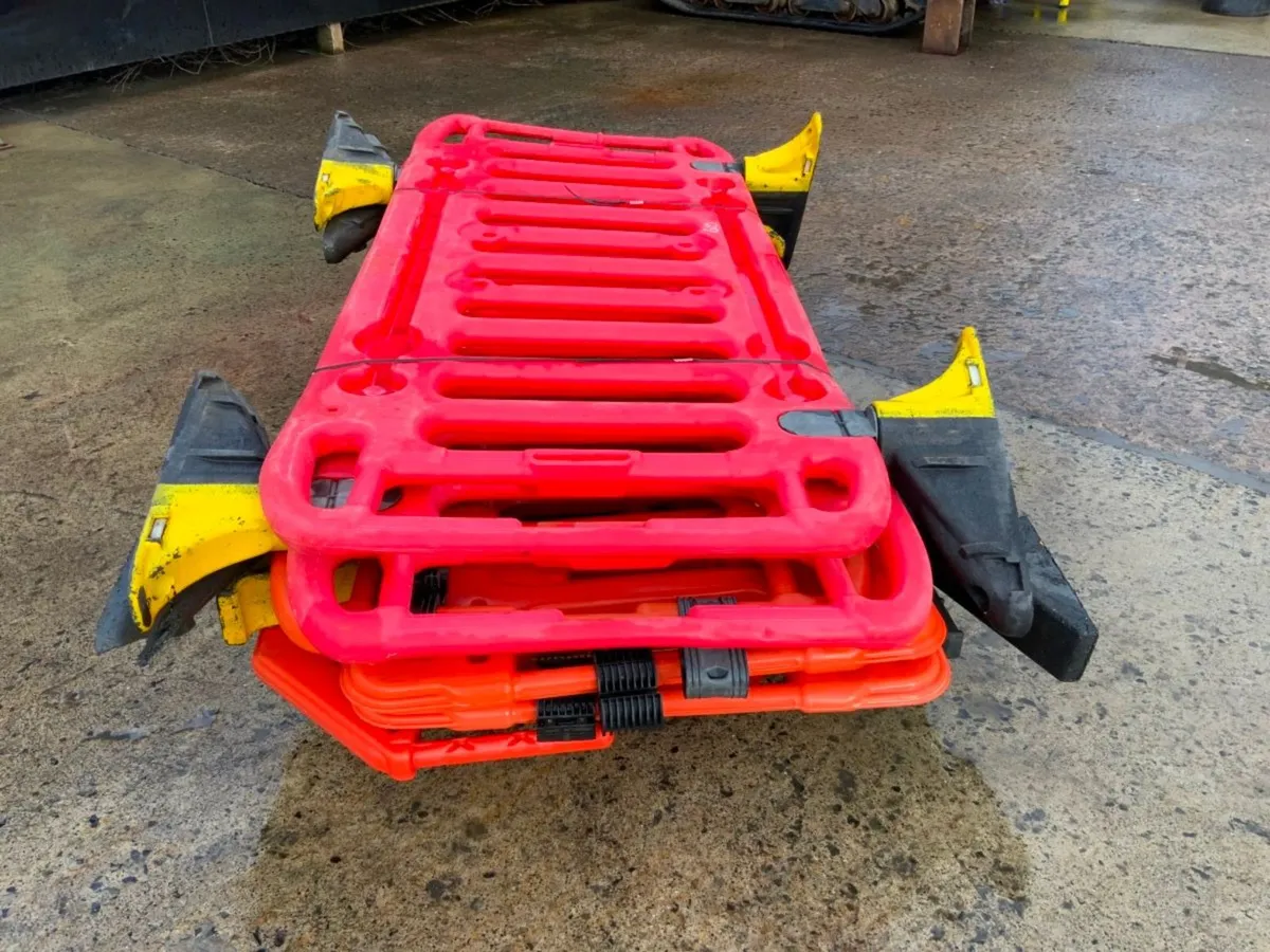 PEDESTRIAN PVC SAFETY BARRIERS.610. - Image 2