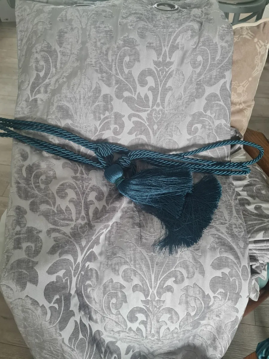 Curtains - Image 2