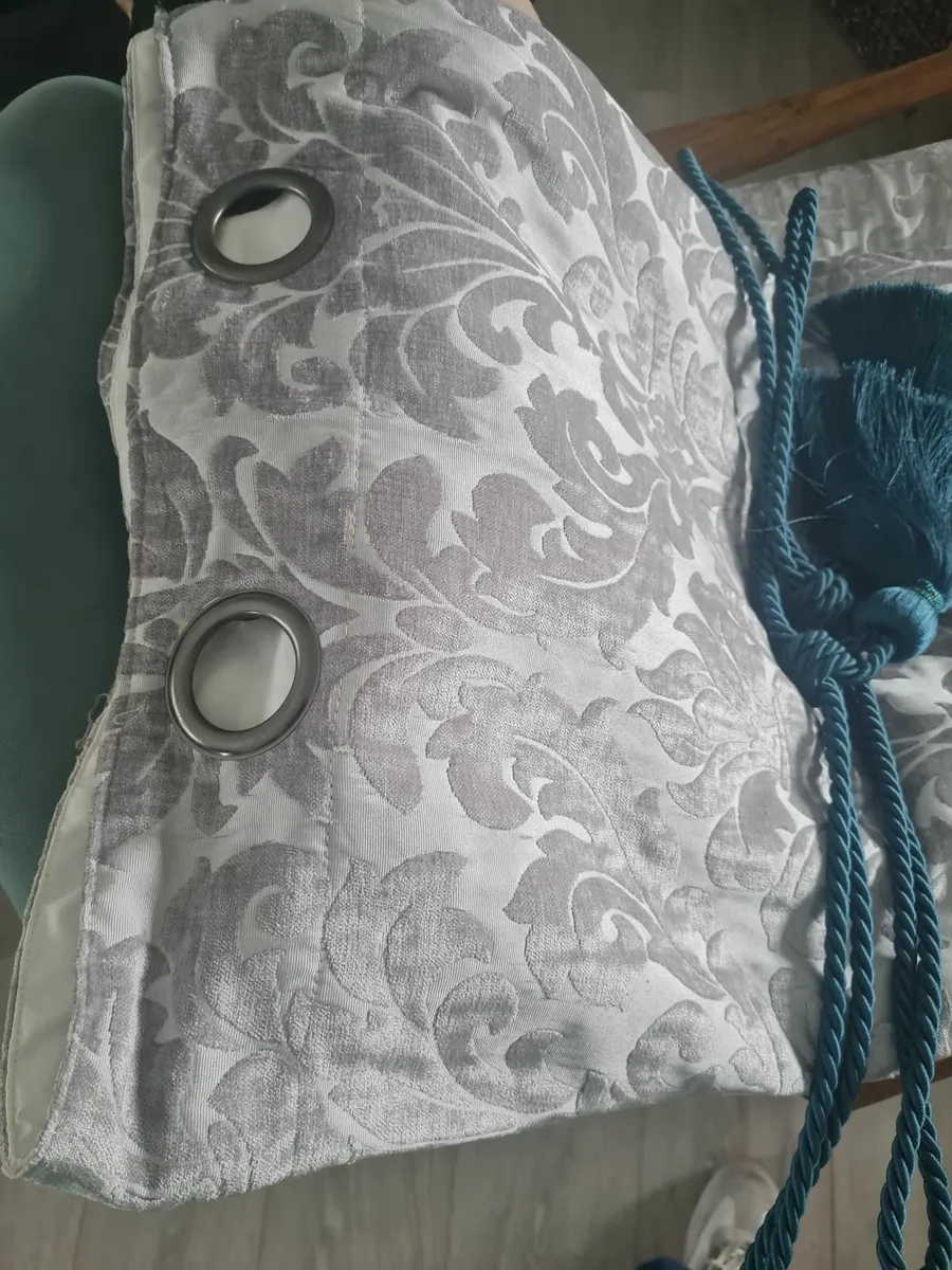 Curtains - Image 3