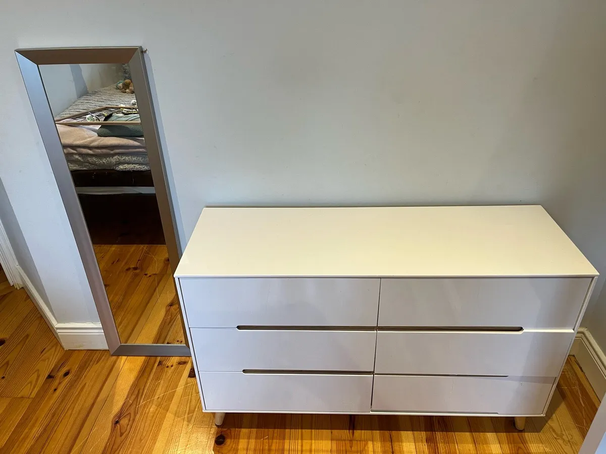 Chest of drawers - Image 1