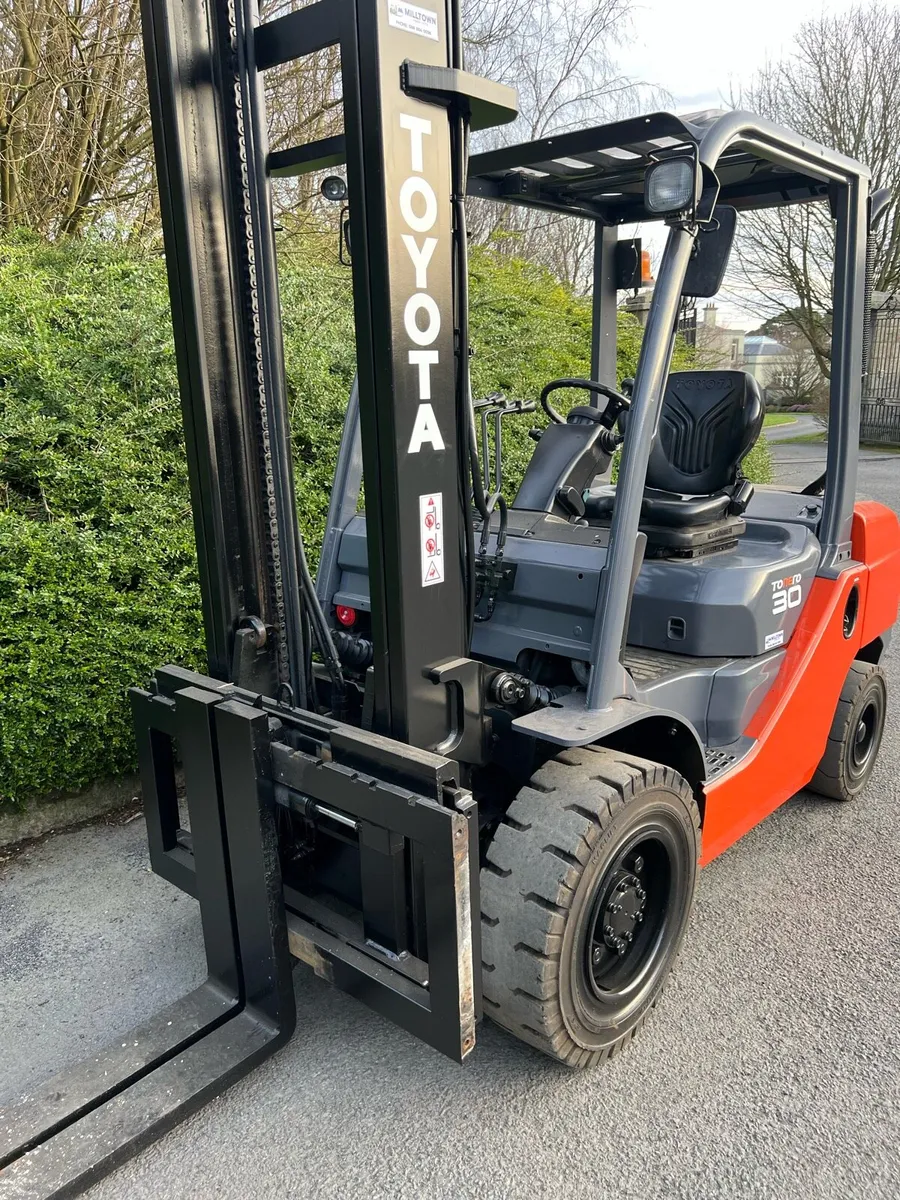 Forklift - Image 3