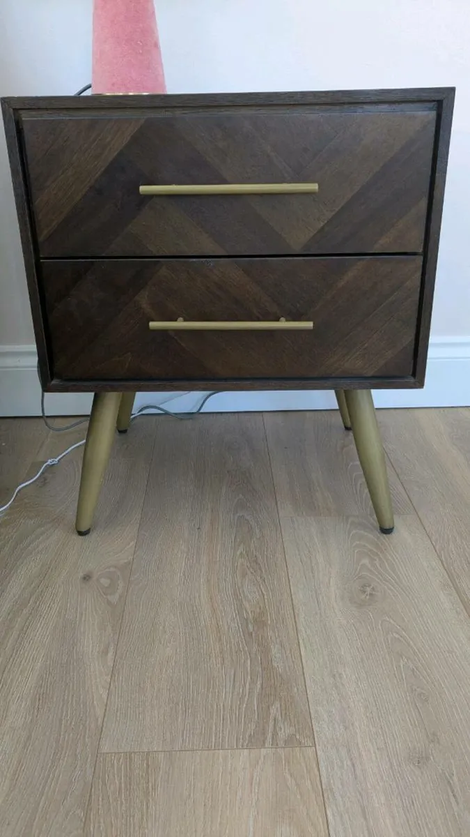 2 bedside lockers and chest of drawers - Image 1