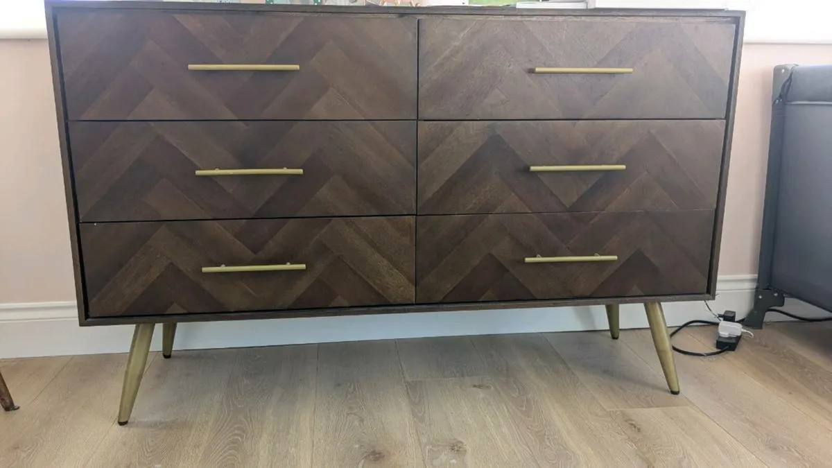 2 bedside lockers and chest of drawers - Image 2