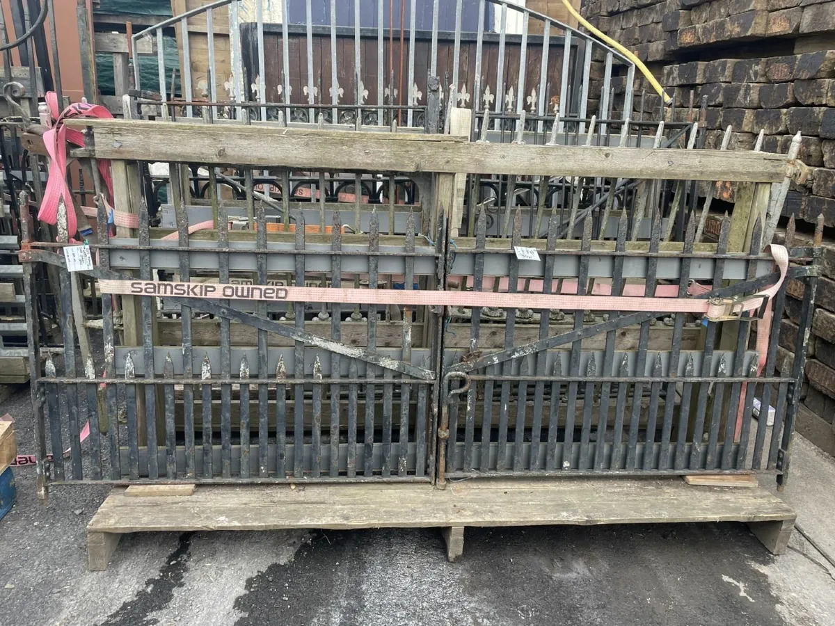 Rose Garden Gates Anglesea Stand RDS - Image 3