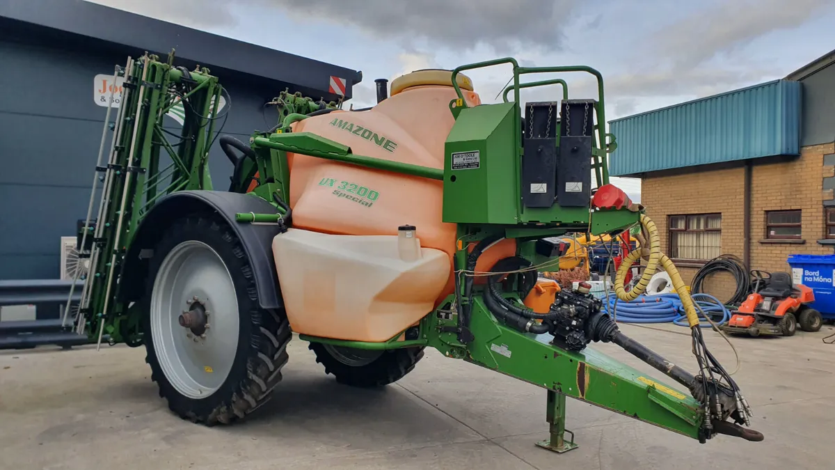 AMAZONE UX3200 24 mtr Trailed sprayer - Image 1