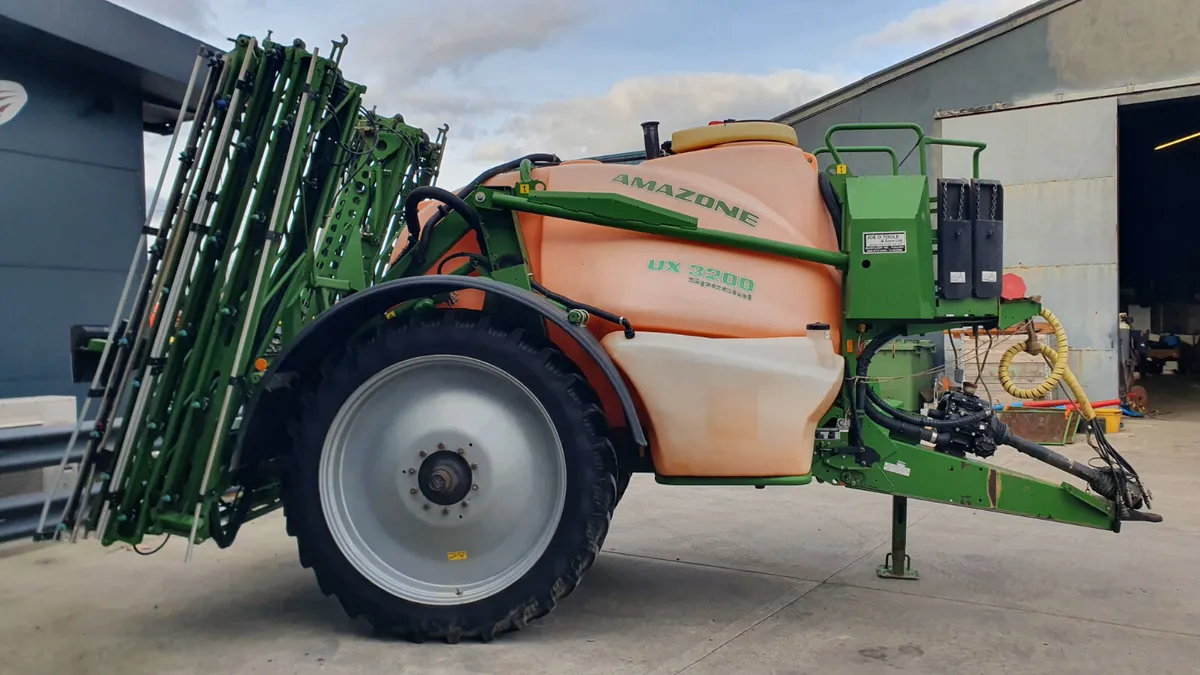 AMAZONE UX3200 24 mtr Trailed sprayer - Image 2