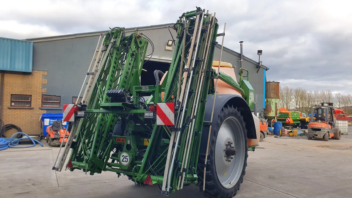 AMAZONE UX3200 24 mtr Trailed sprayer - Image 3