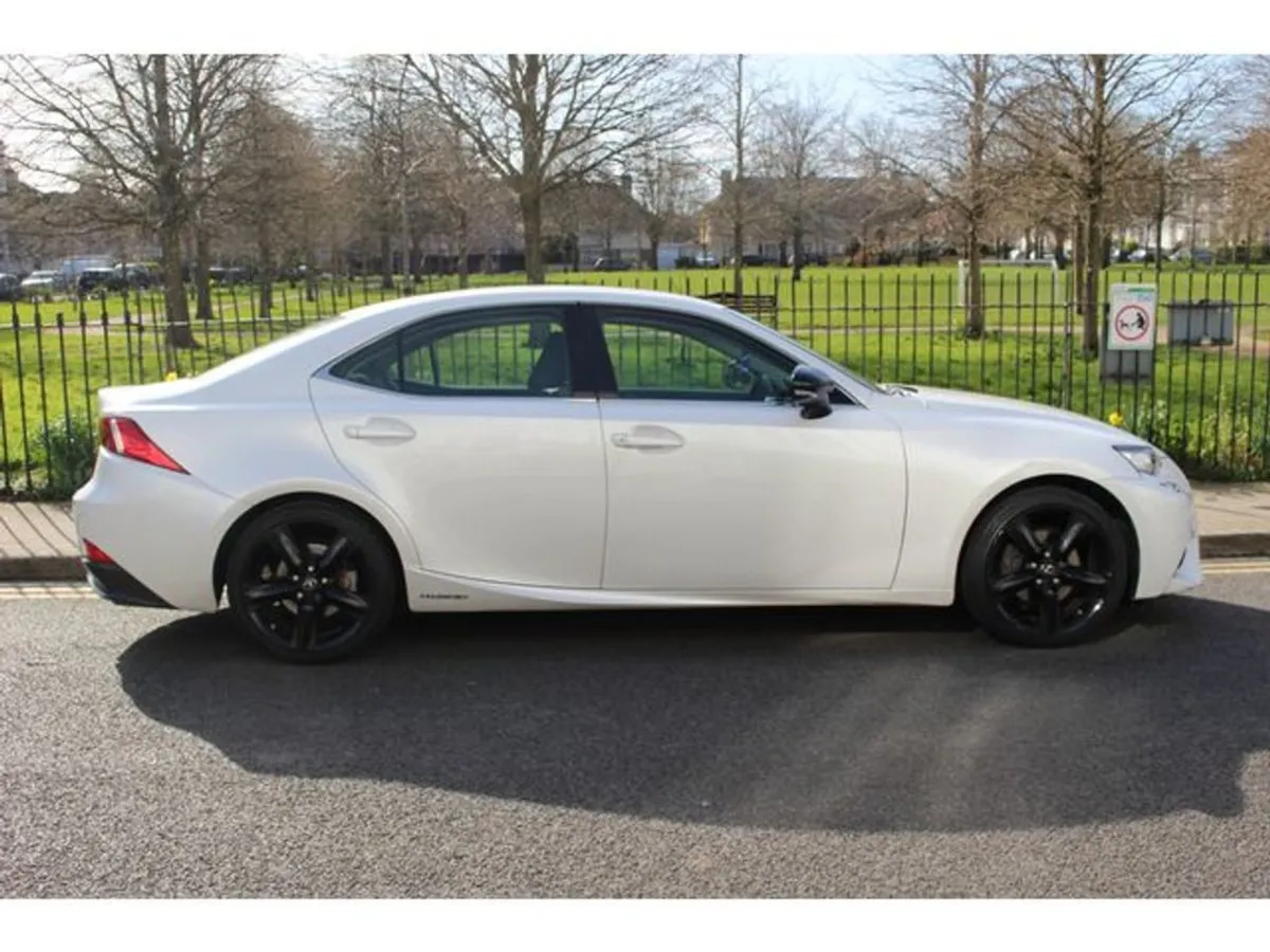 Lexus IS300h Advance - Image 3
