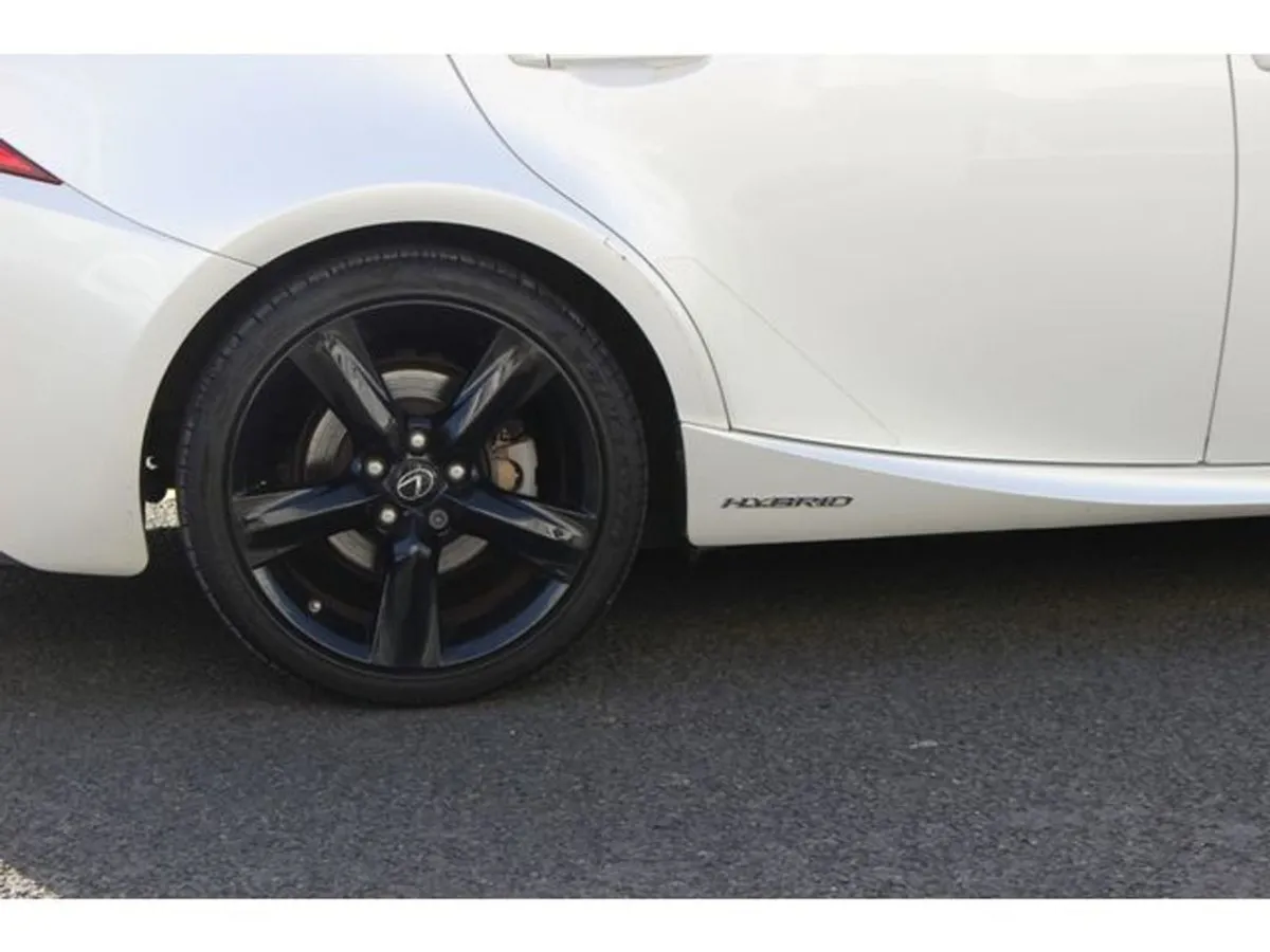 Lexus IS300h Advance - Image 4