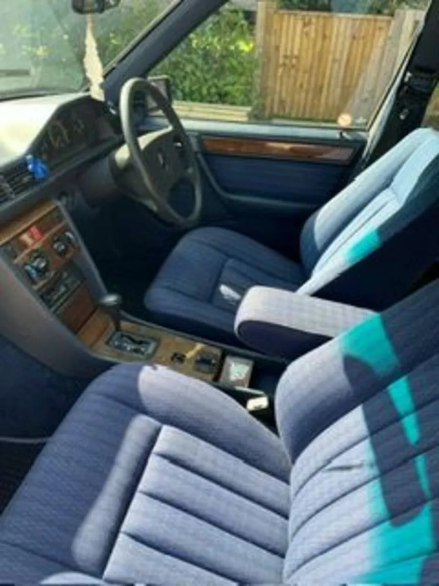 W124 Mercedes-Benz 200e 1990 - Image 4