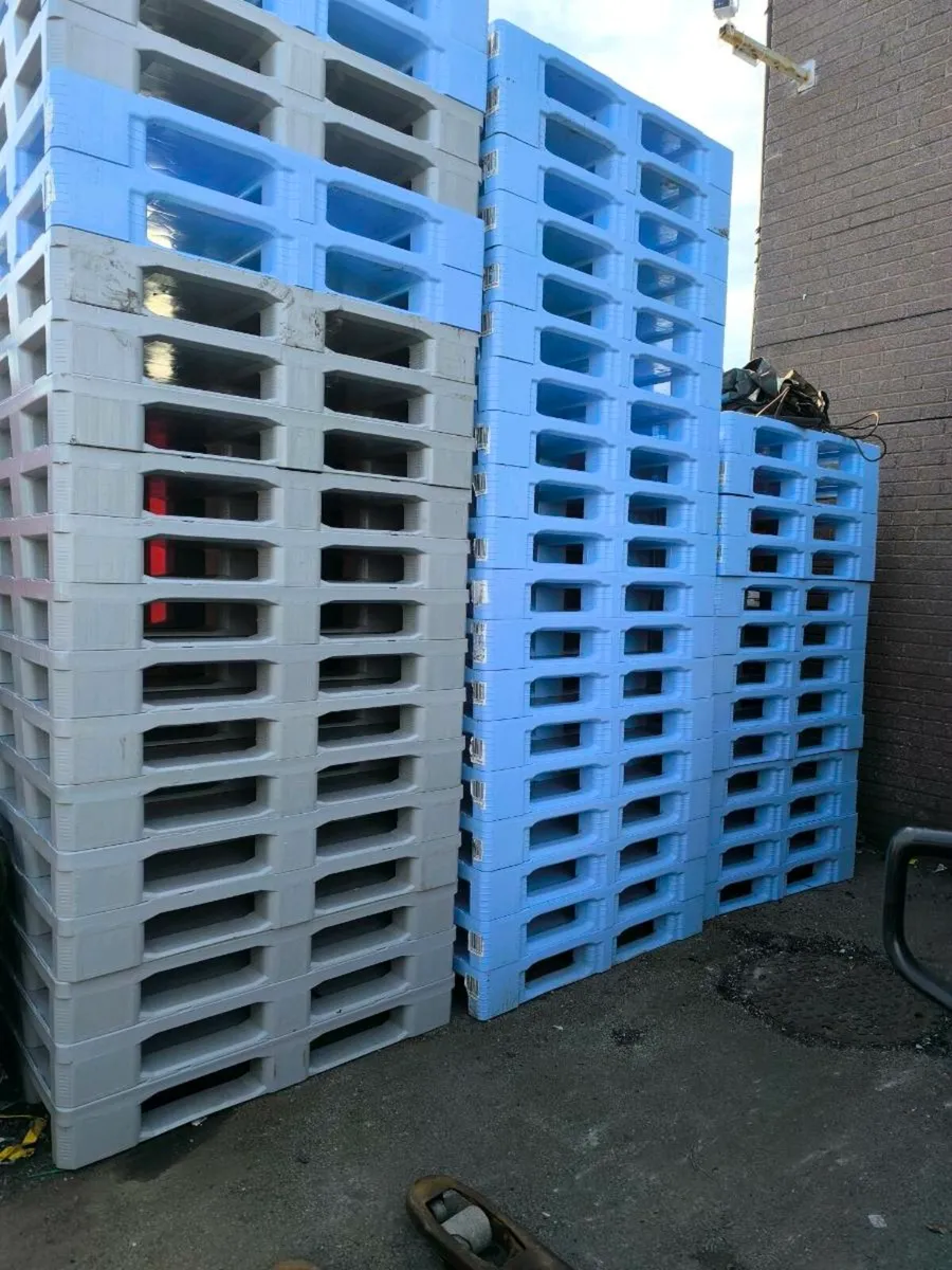 200 plastic pallets like new - Image 3