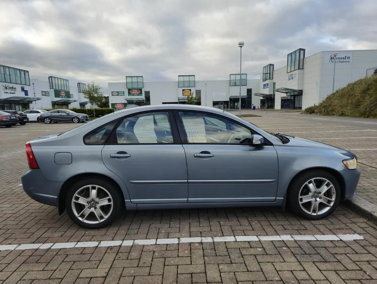Blue Volvo S40 1.8F - Image 1