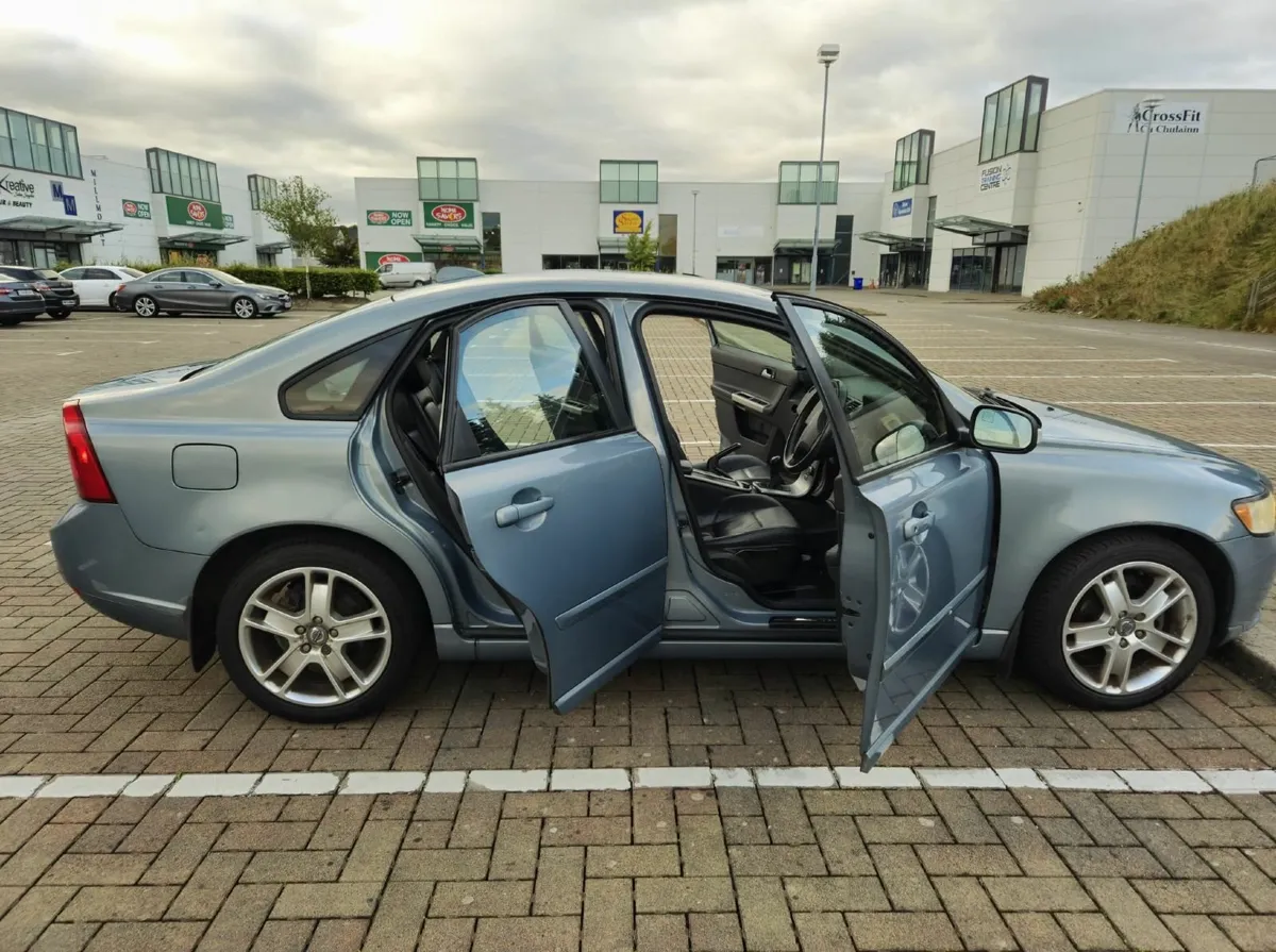Blue Volvo S40 1.8F - Image 4