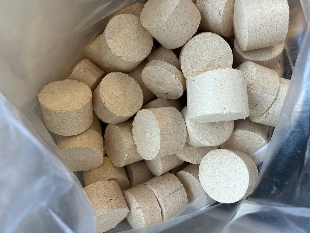Dry pine pucks - briquettes - Image 4